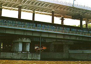 Вид метромоста в мае 2002 г. Фото Александры Южаковой.